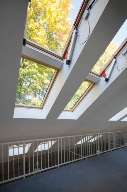 Деревянное мансардное окно FTP-V U5 THERMO со среднеповоротным открыванием Деревянное мансардное окно FTP-V U5 THERMO со среднеповоротным открыванием